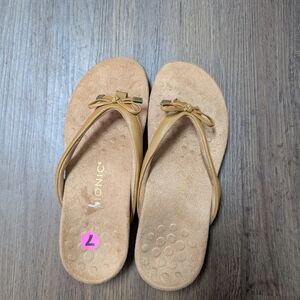 Vionic Women's Tan Flip Flops